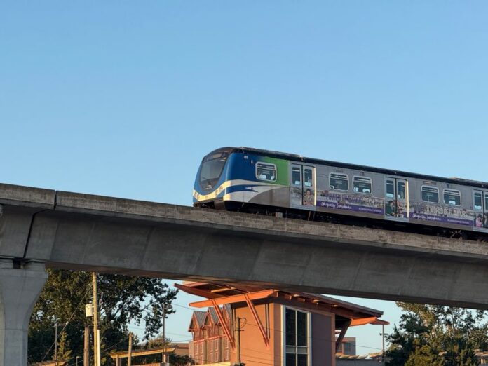 Featured image related to Apple Cup fans stuck after Sound Transit light rail malfunctions