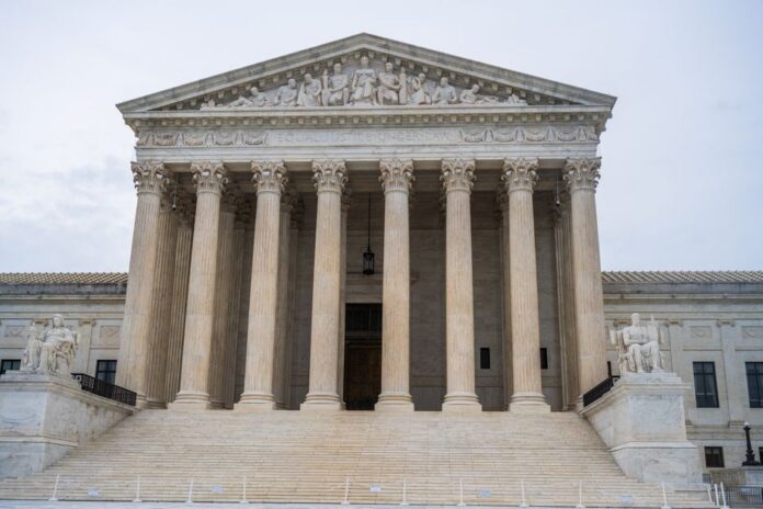 Supreme Court lets Trump continue work on White House ballroom for now — National coverage by The News Beacon. Photo: Guoh...