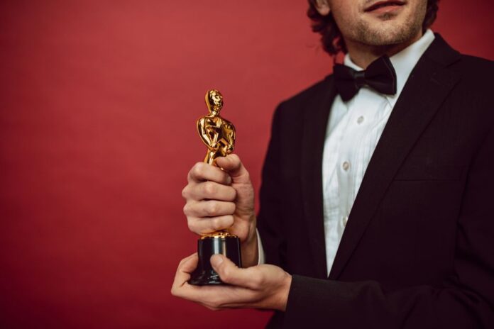 26 Best Actors in Their 20s: Hollywoods Rising Stars — Entertainment coverage by The News Beacon. Photo: RDNE Stock projec...