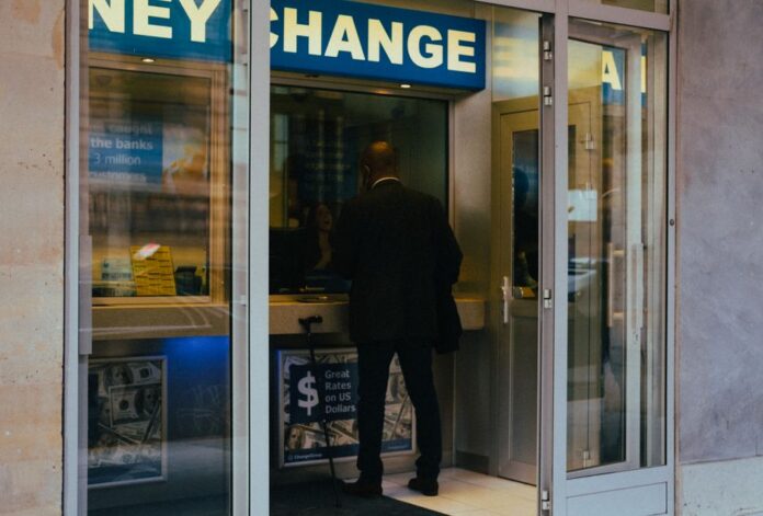 Switzerland is keeping rates at 0% — for now — Economy coverage by The News Beacon. Photo: Mathias Reding via Pexels