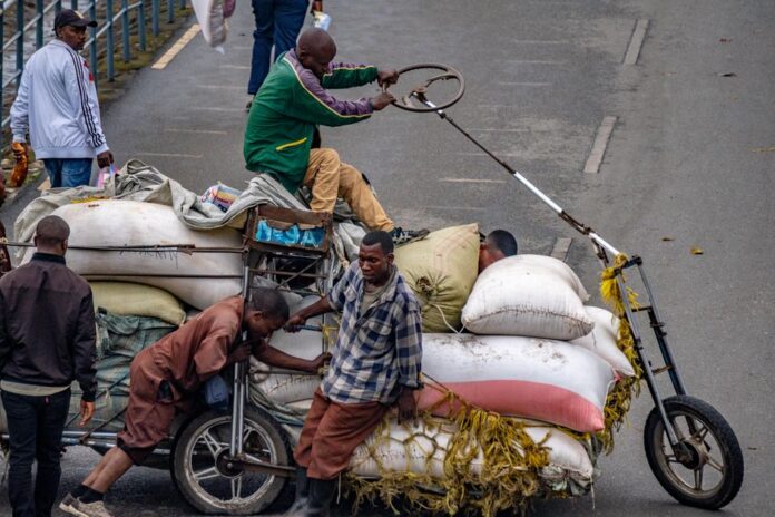 Warshs regime change at the Fed pushes ahead – and meets resistance — Economy coverage by The News Beacon. Photo: Mad Knox...