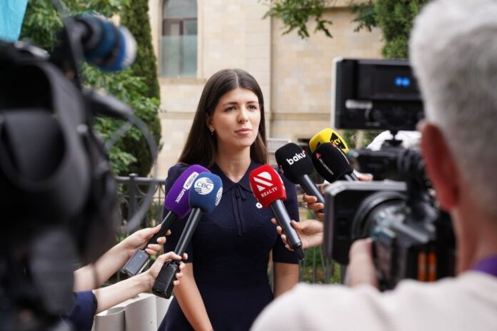A rocky first press briefing for a rookie White House press secretary — Politics coverage by The News Beacon. Photo: Tahir...