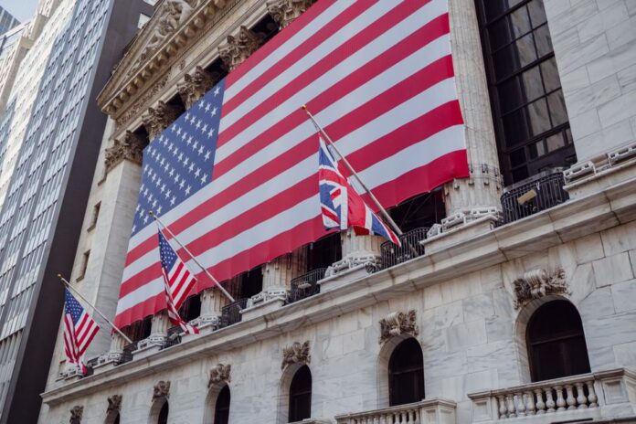 Wall Street muscles higher despite more swings for AI stocks — Economy coverage by The News Beacon. Photo: Mizuno K via Pe...