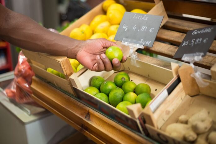 Consumer prices rose 3.7% annually in September as gas prices skyrocket — Economy coverage by The News Beacon. Photo: Kamp...