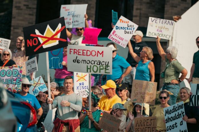 Perspective: Midterm money madness — Politics coverage by The News Beacon. Photo: Chris F via Pexels